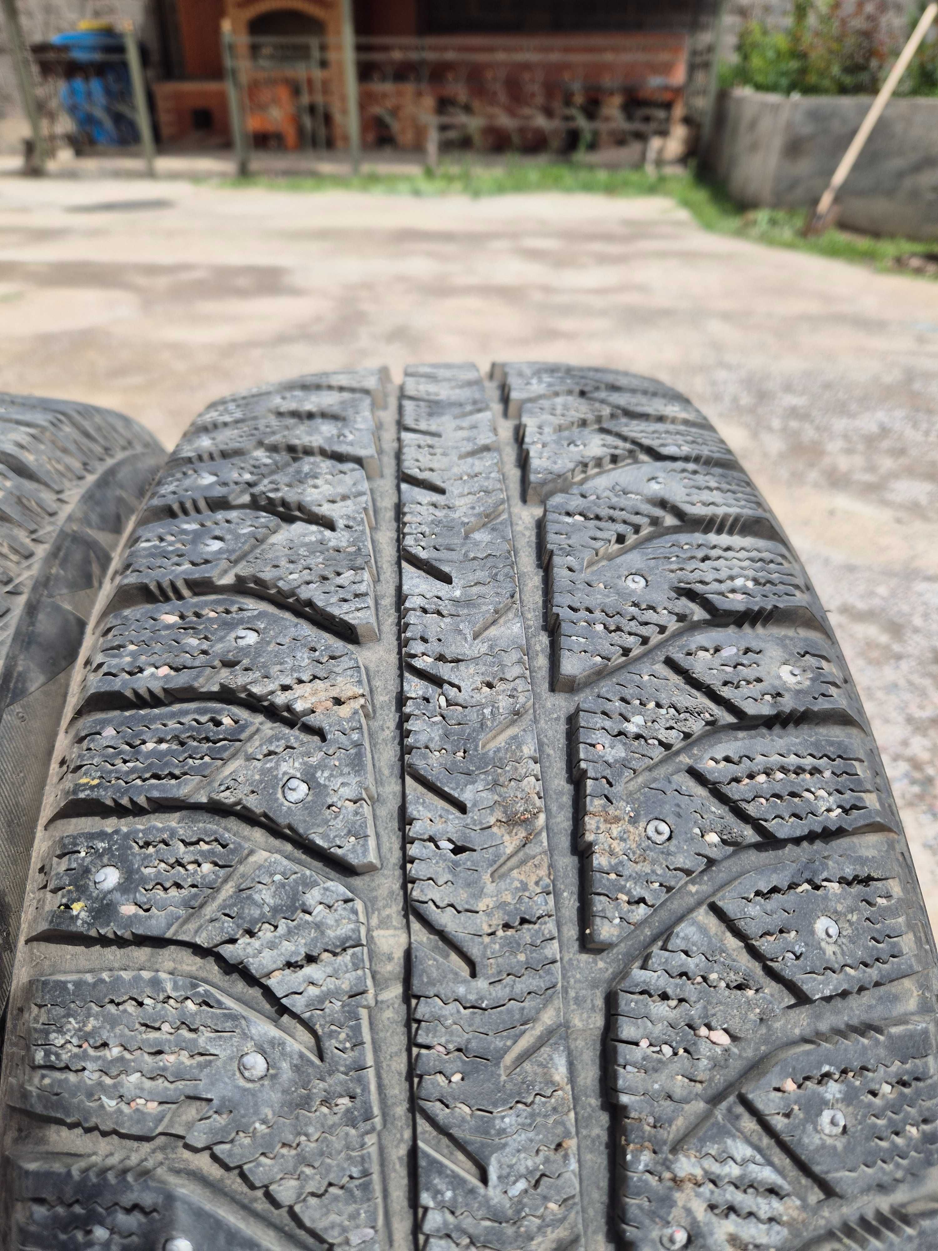 Зимние шипованные шины 235/55/18 Bridgestone Ice Cruiser