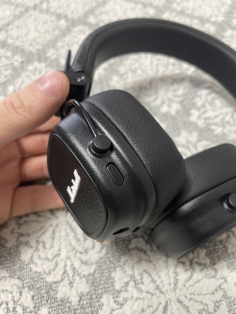 Продам новые наушники marshall 5