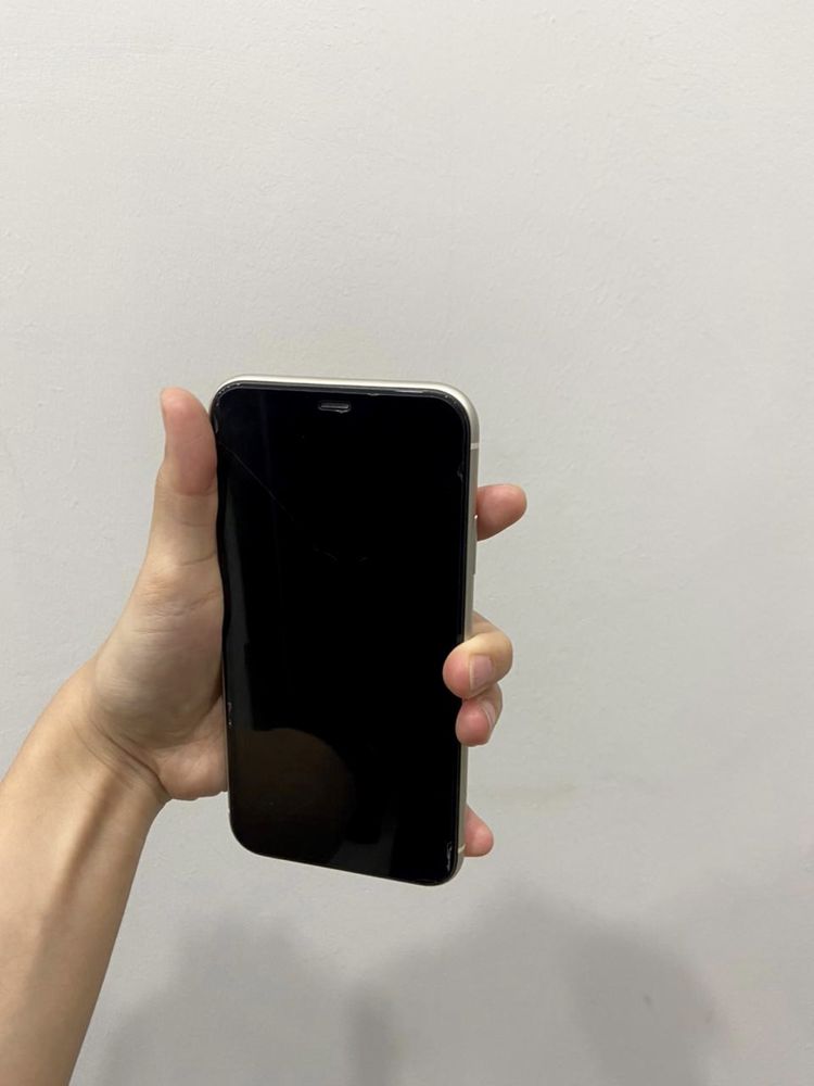 IPhone 11 64 GB в белом и черном цвете, в хорошем состоянии