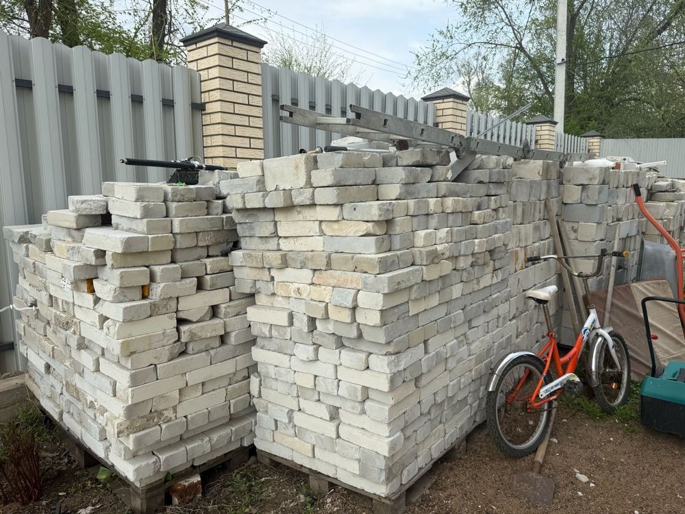 Продам кирпичи, белые, есть пустотелые