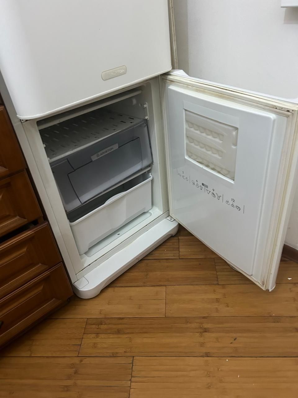Продам холодильник Ariston, отличное состояние. Срочно