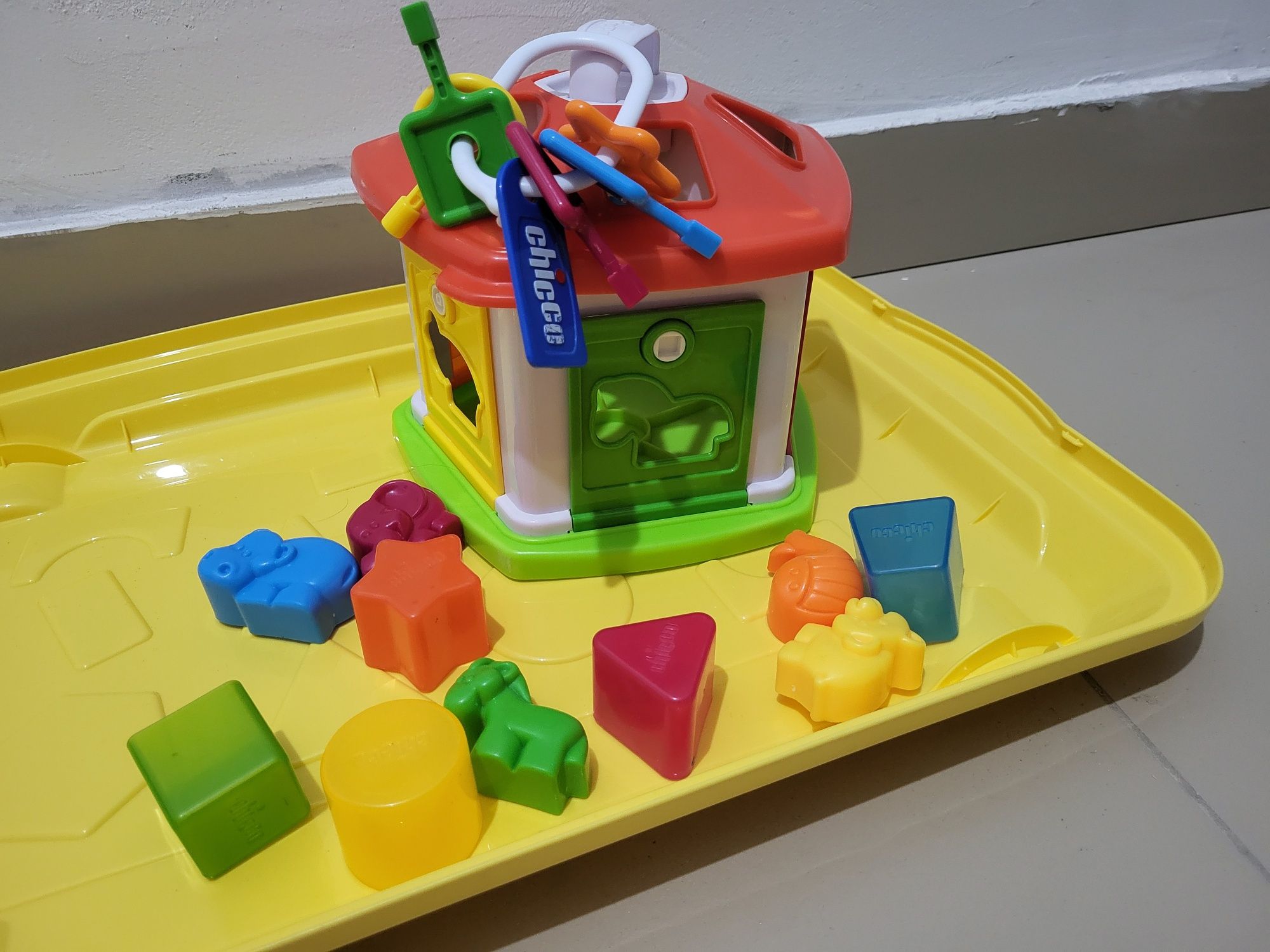 Игрушки Chicco и Fisher Price в контейнере.