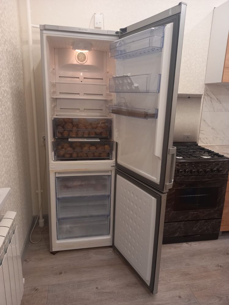 Холодильник двухкамерный BEKO.  Высота 2 метра.
