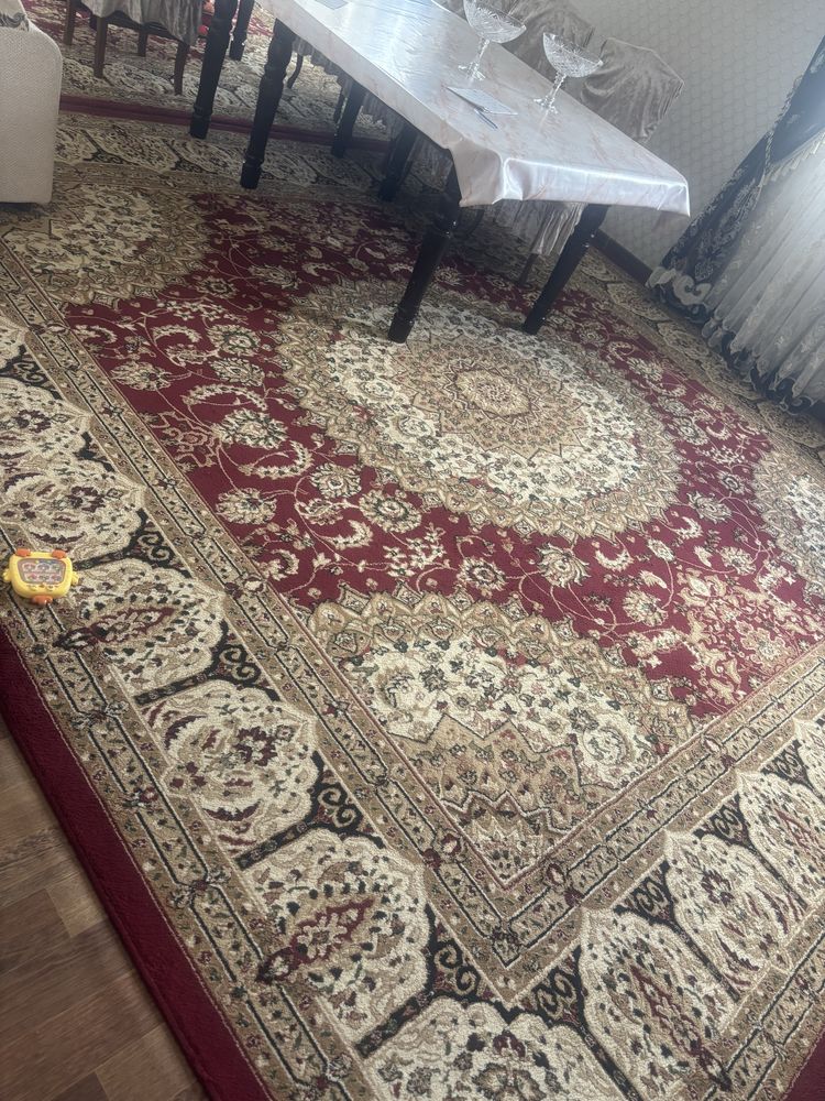Ковры,б/у в хорошем состоянии, столы ,стулья (требуется ремонт) шкаф ,