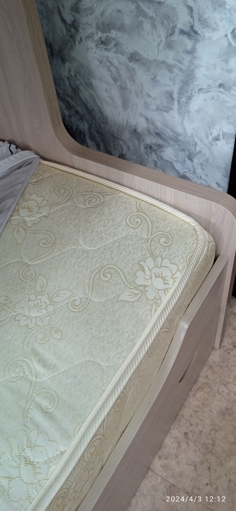 Продам двухъярусную кровать с ортопедическими матрасами