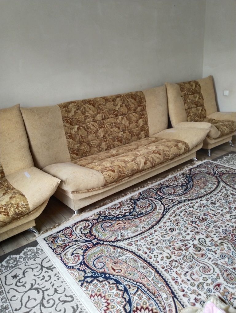 Продам диван с креслом.