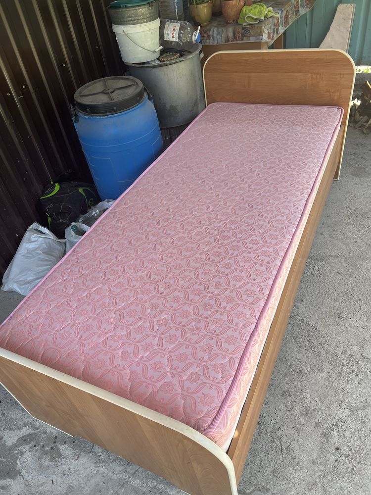 Продам б/ушную хорошую кровать