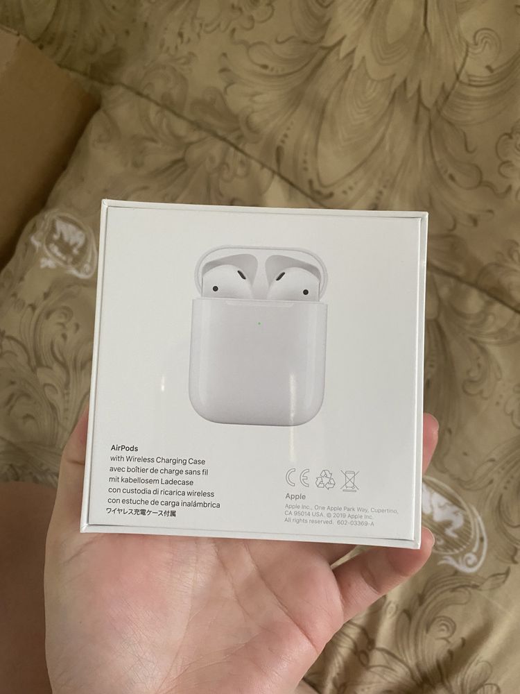 Наушники Apple AirPods with Wireless Charging Case белый