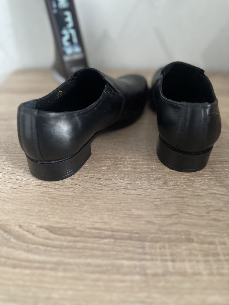 Продам новые школьные туфли для мальчика 34 размера