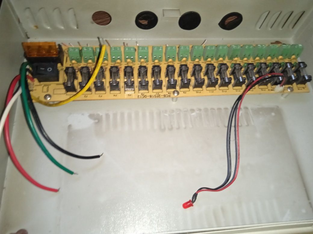 ПРОДАМ ЭЛЕКТРИЧЕСКИЙ ЩИТ ( коробка ) ! С проводами, лампочками. DC12V.