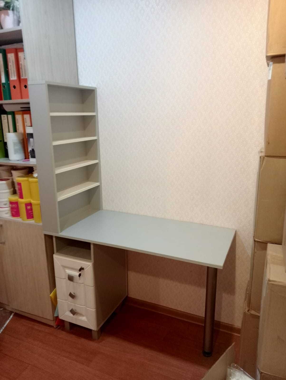 маникюрный стол в идеальном состояние