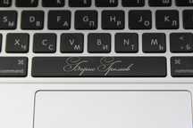русификация клавиатуры,лазерная гравировка клавиатуры macbook notebook