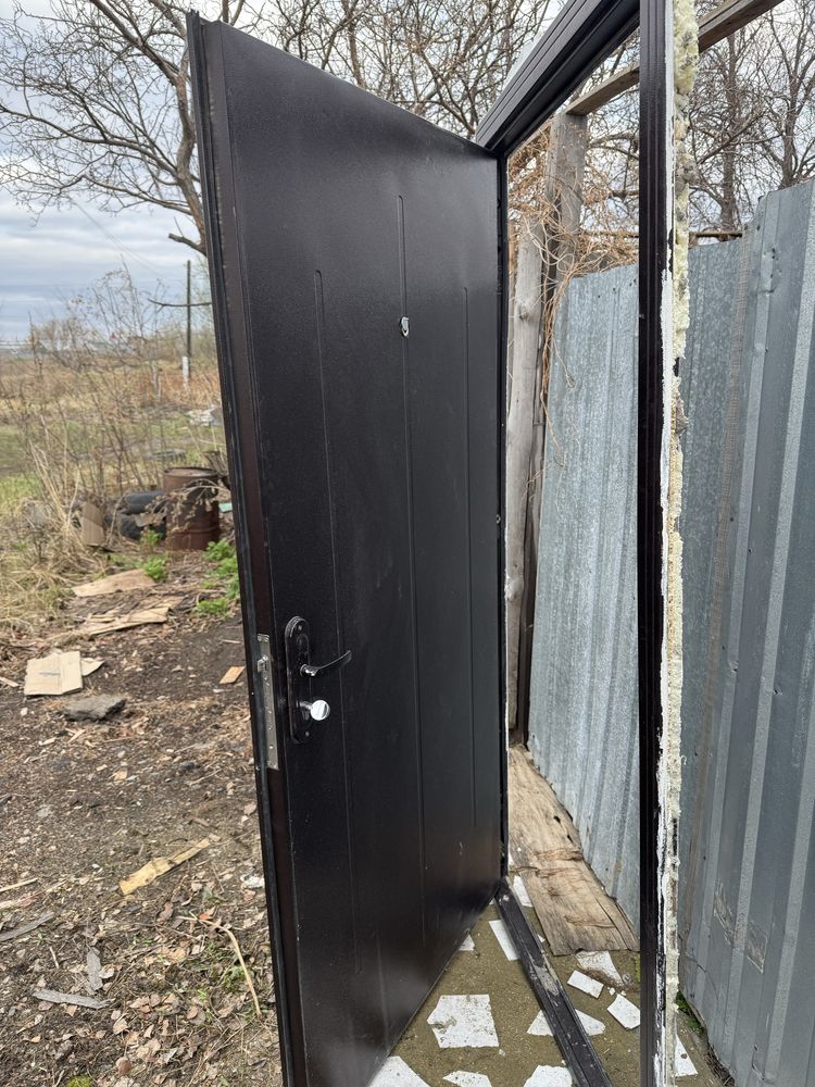 Продам металлическую дверь