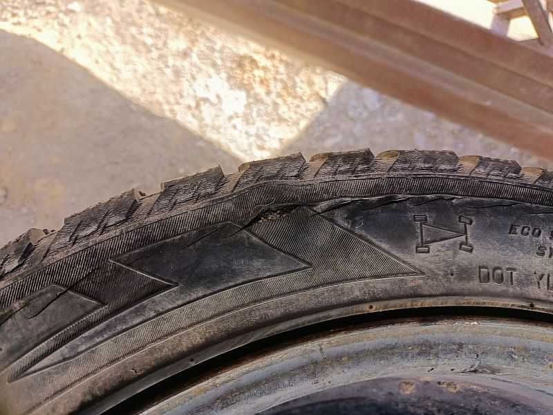 Две шины 205/50 R17 - "Nokian Hakkapeliitta-4" (Финляндия), зимние.
