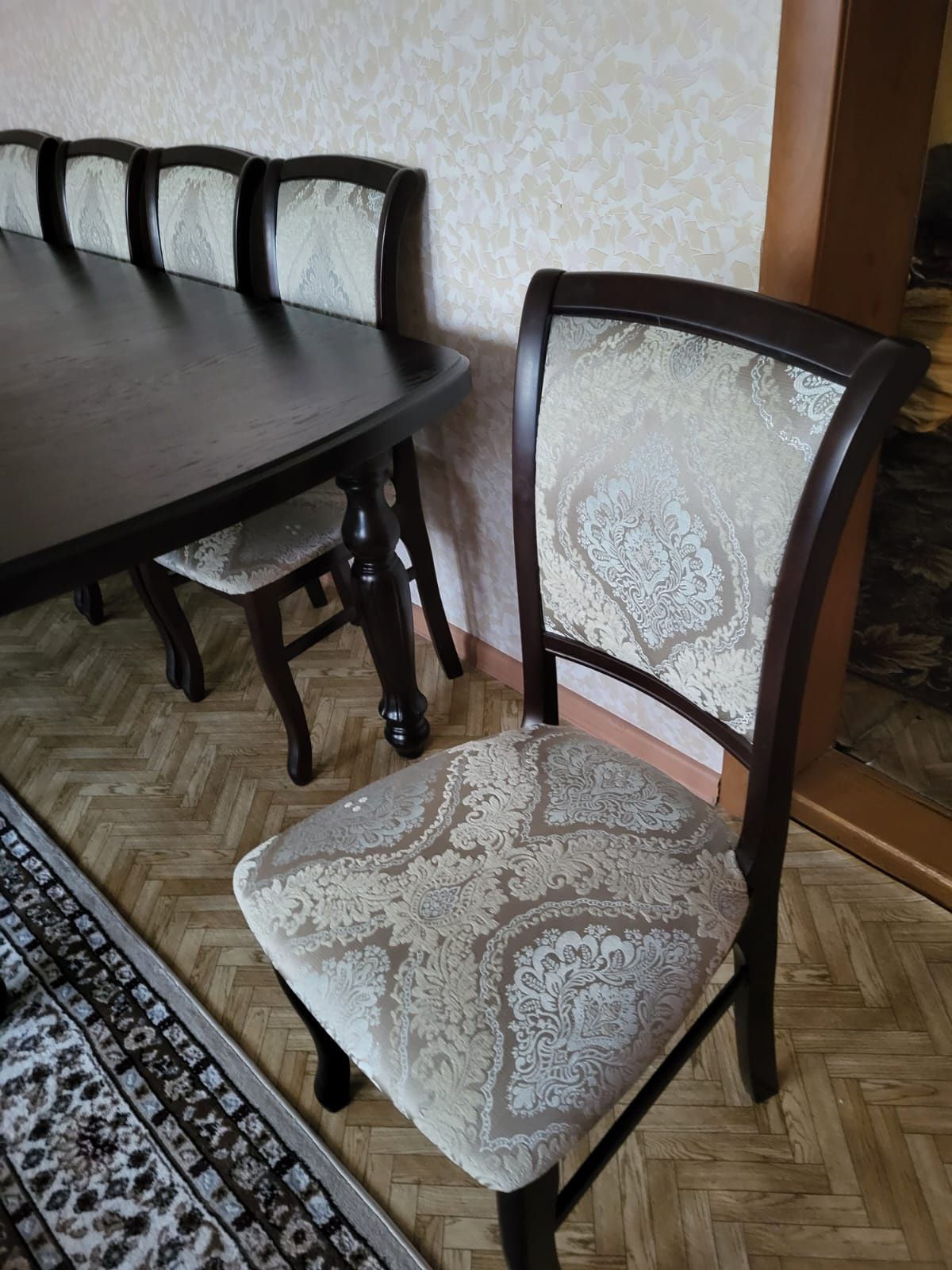 Стол и 10 стульев для гостиной