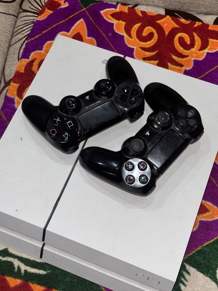 Продам PlayStation 4.
