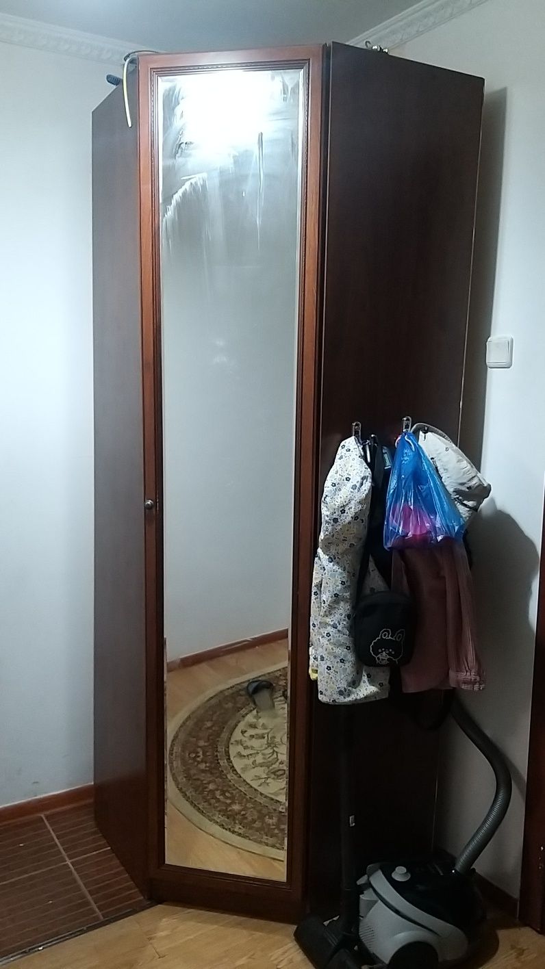 Продам угловой шкаф прихожей с зеркалом
