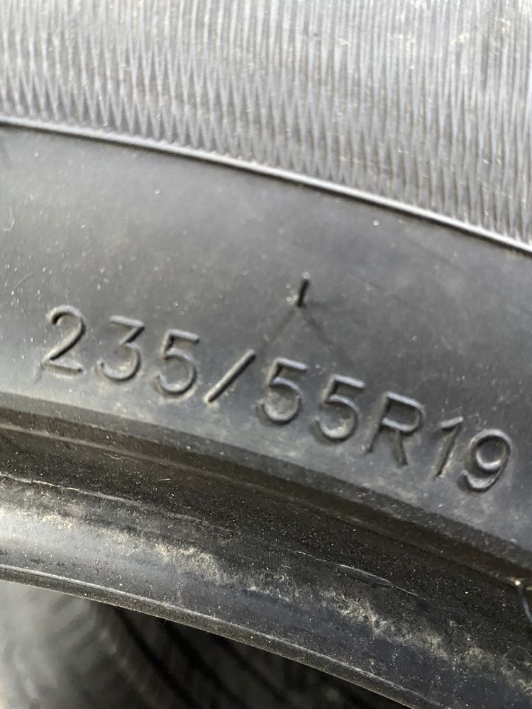 Летняя резина 2 штуки 235/55/19 в отличном состоянии.