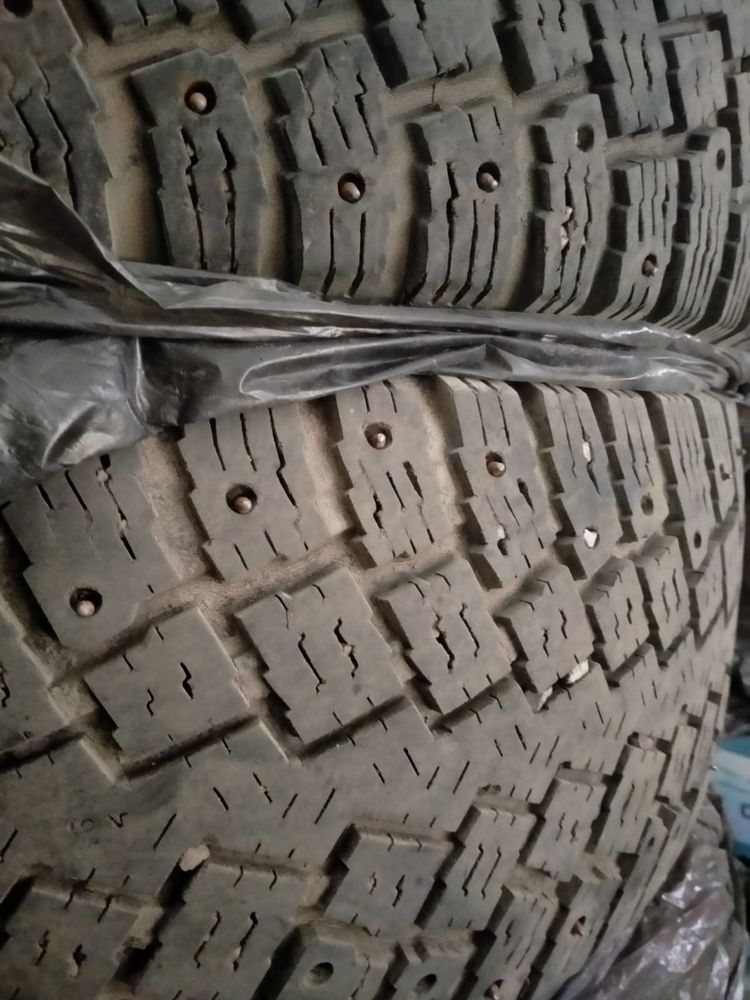 Продам комплект зимних шипованных шин
