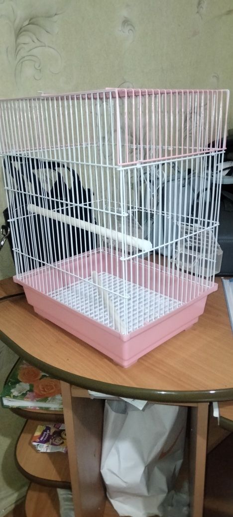 Продам клетку для попугаев.Цвет розовый