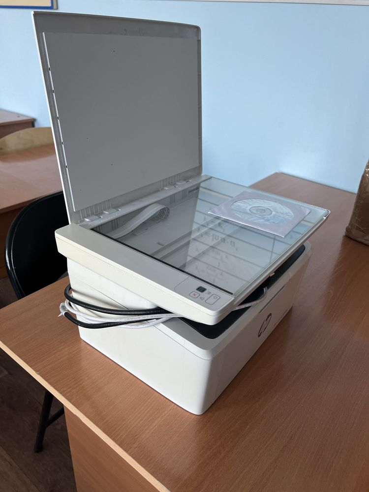 Принтер hp почти новый 2-3 раза подключил