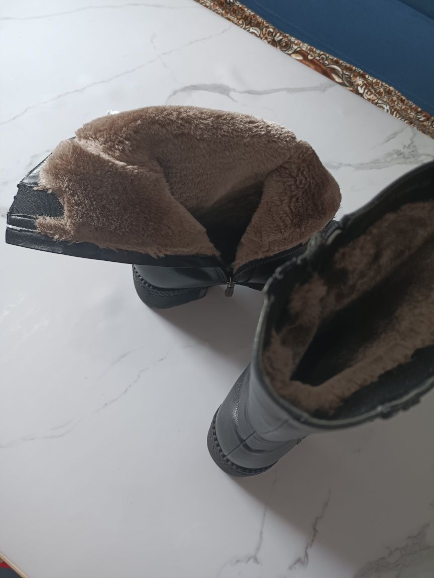 Продам женские сапоги