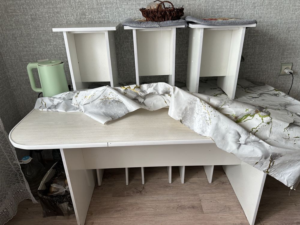 Продам стол со стульми