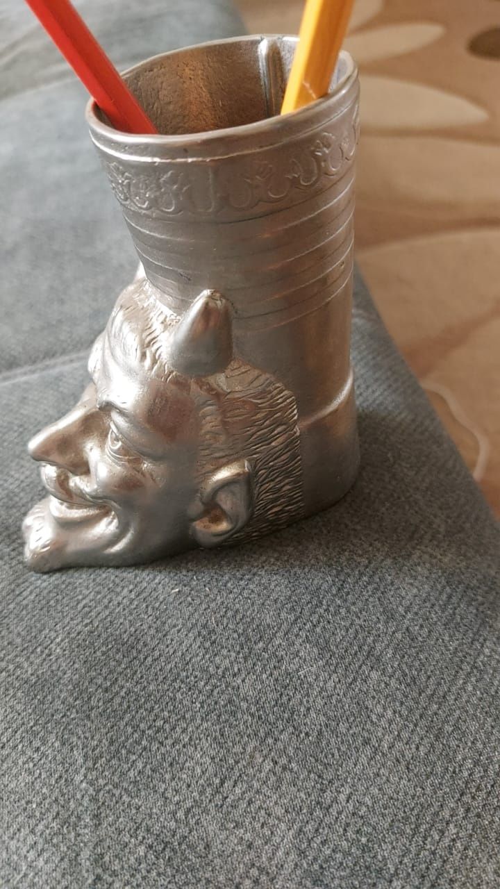 Статуэтка карандашница продам срочно
