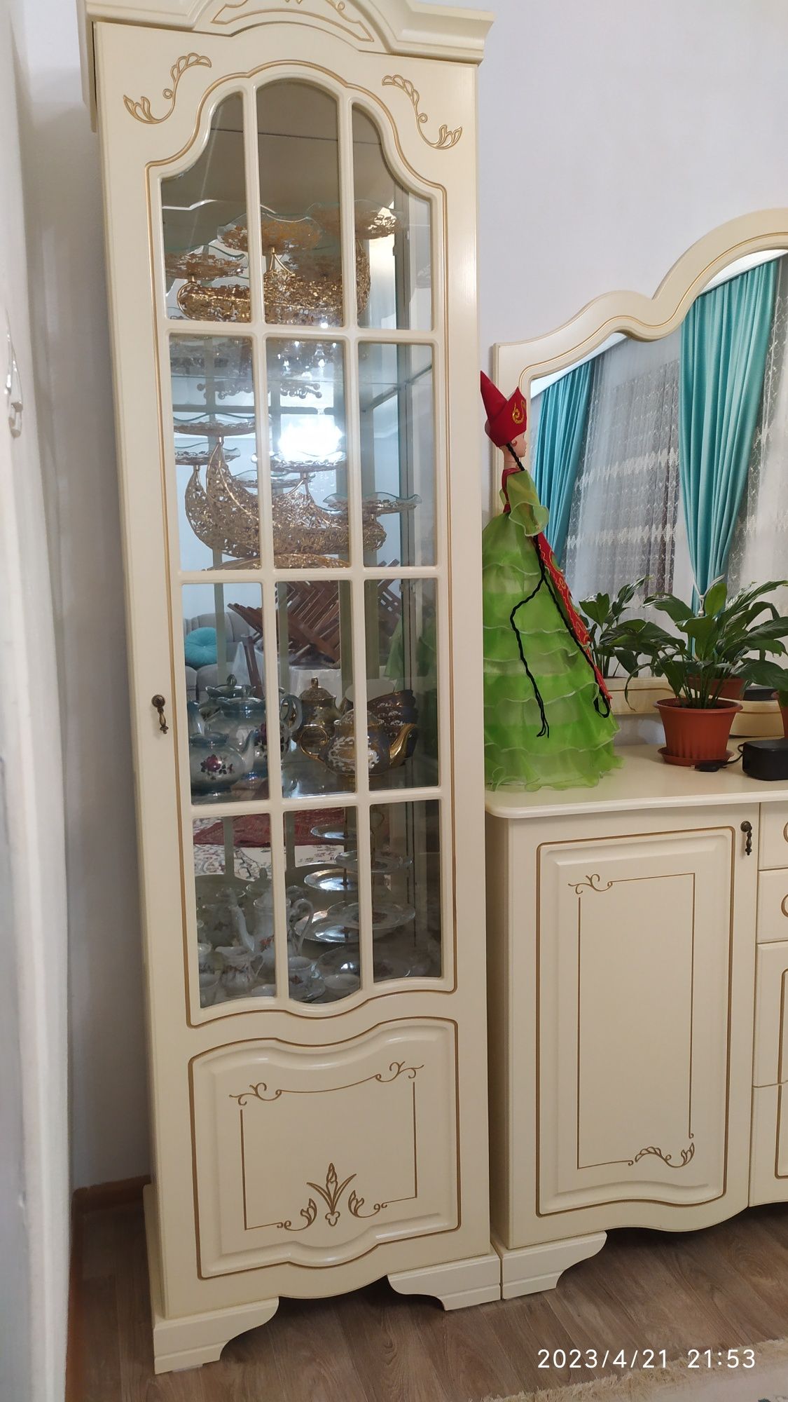 Продою сервант, в связи с переездом почти новый, цвет " слоновая кость