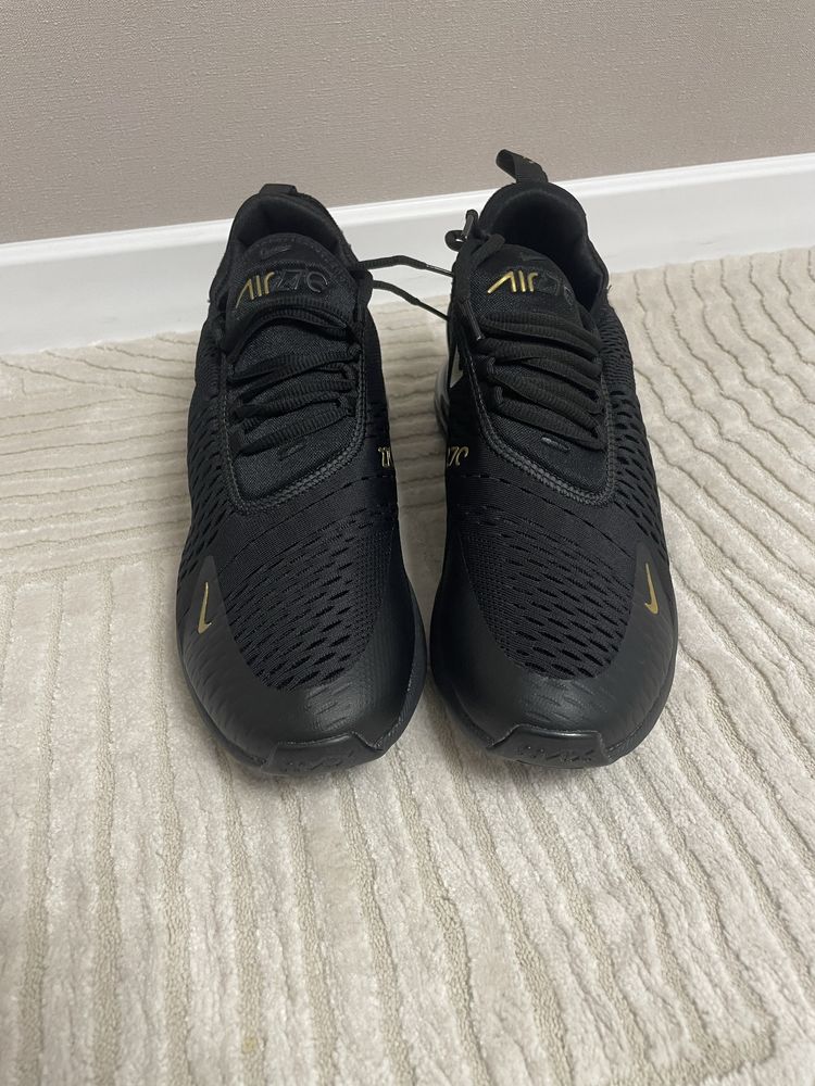 Продам кроссовки Nike 270