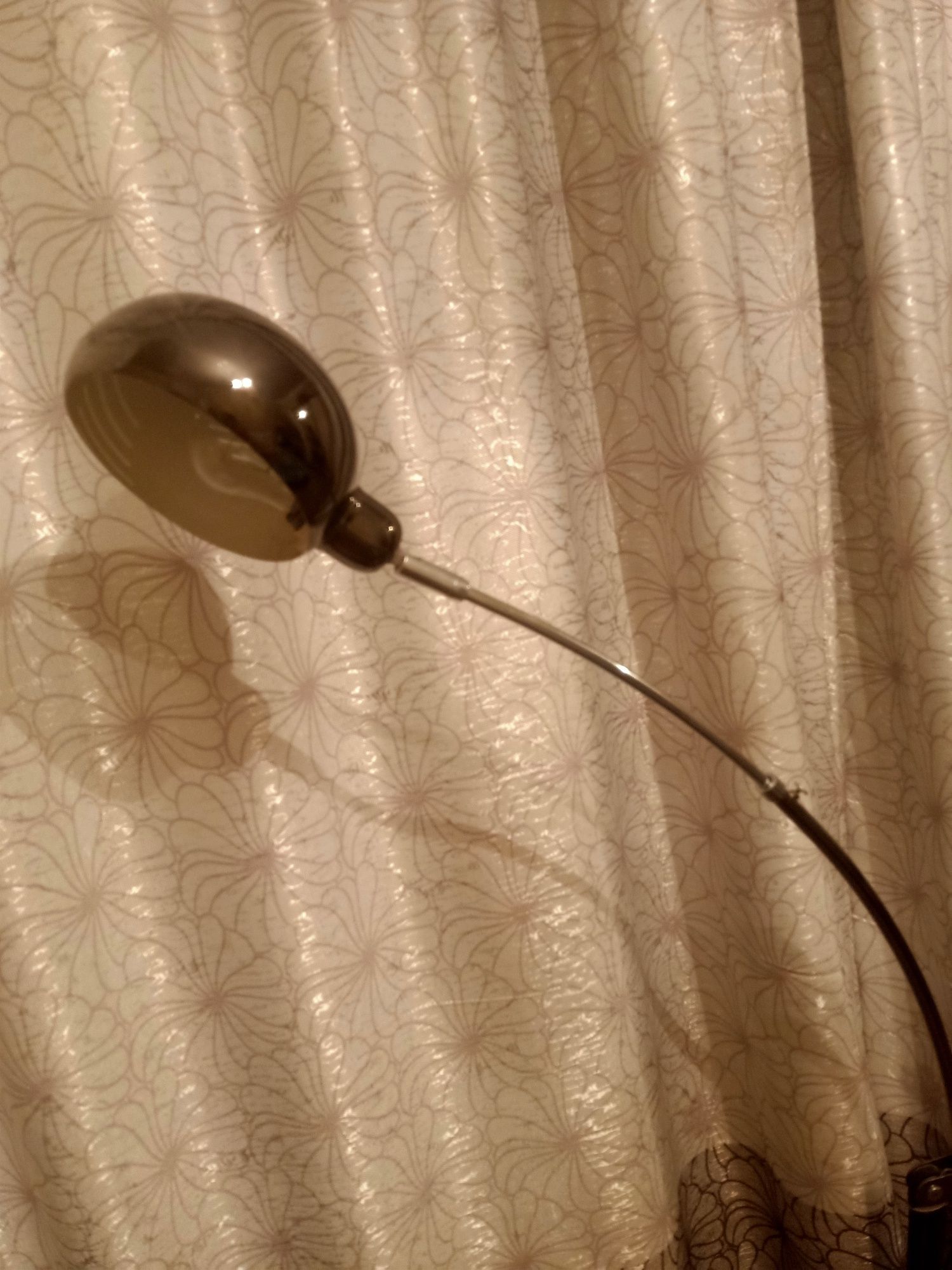 Напольные вазв для цветов разного дизайна.