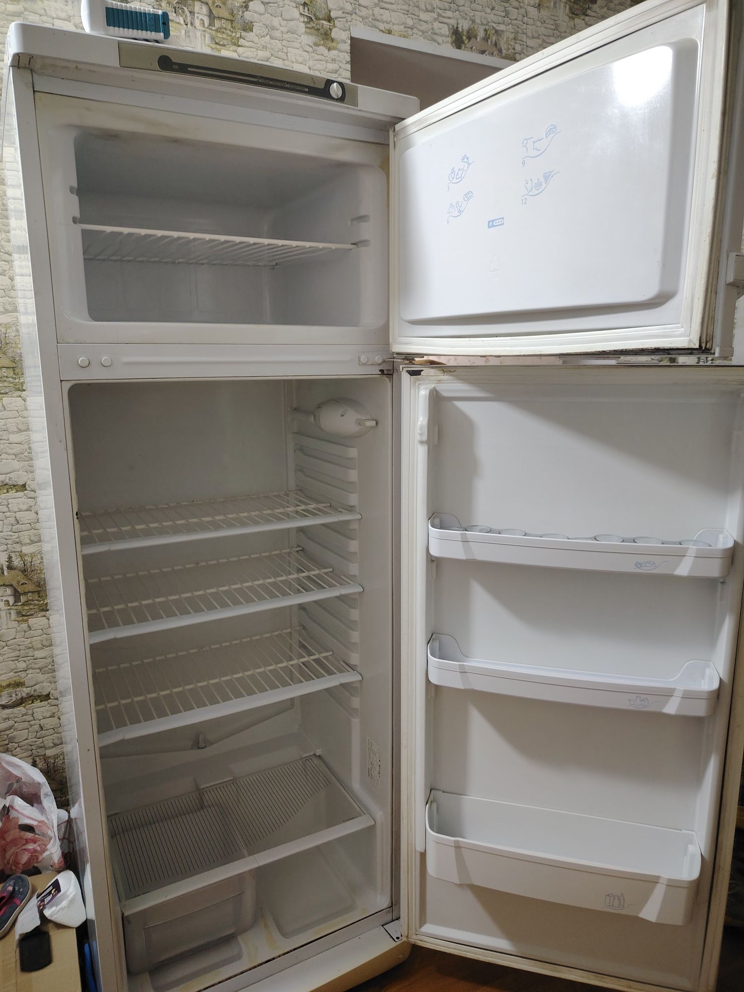 Продам холодильник Индезит