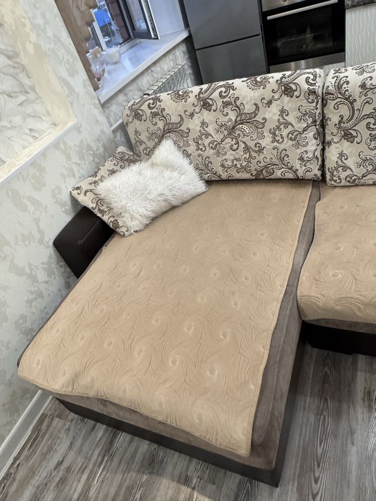 Продается мягкий диван, 4 метра, в хорошем состоянии