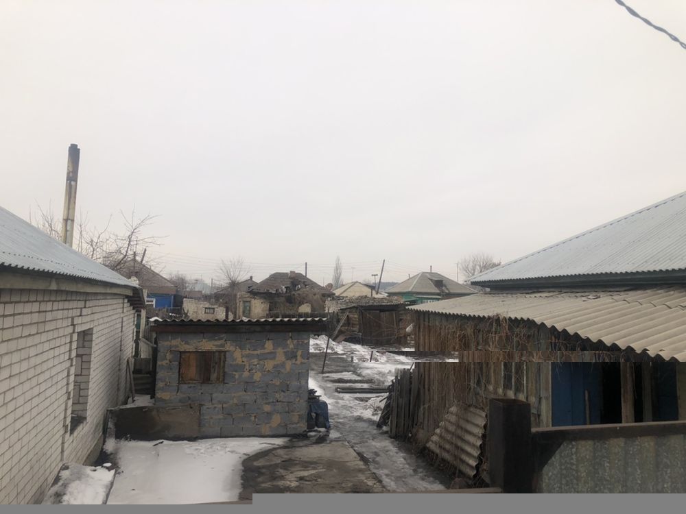 Продам дом на Мирном, бани нет но есть место
