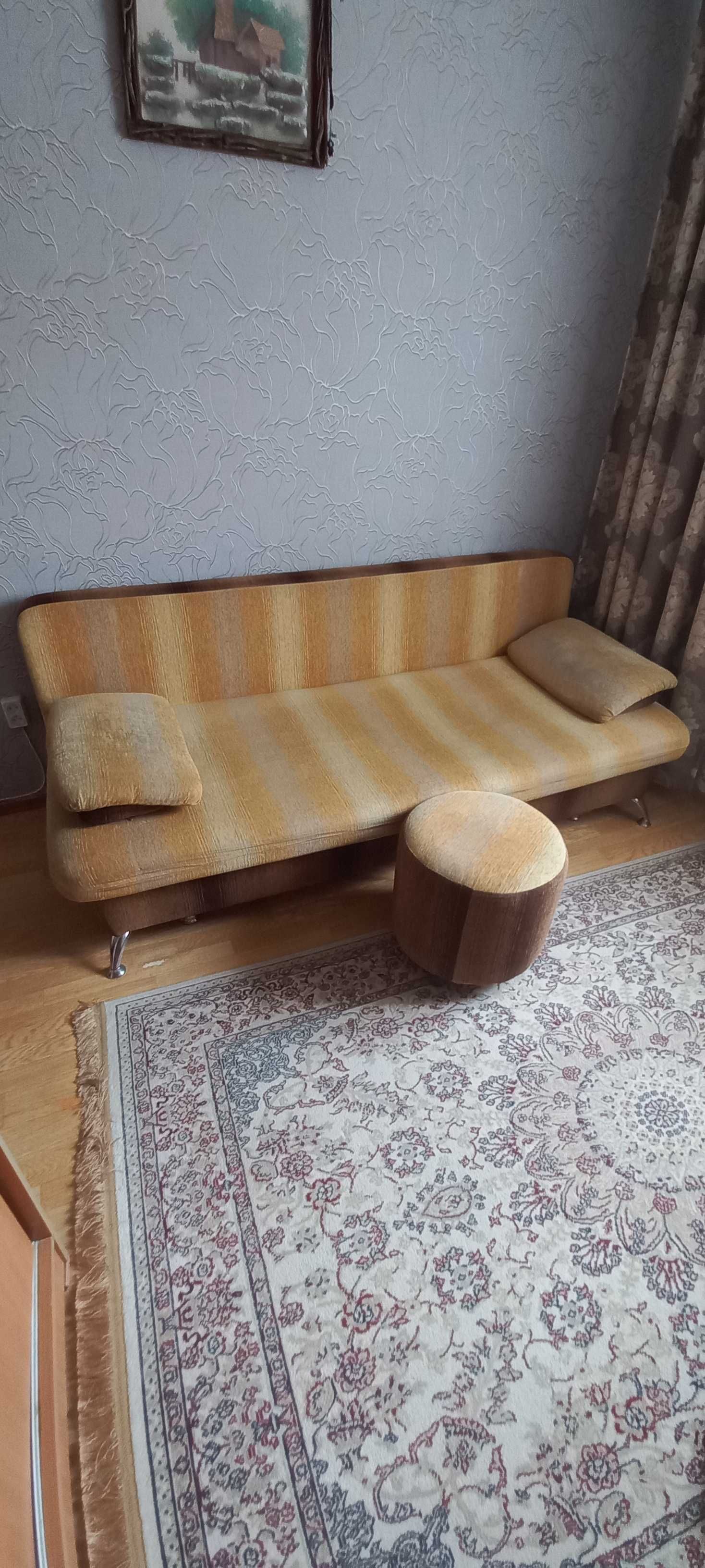 Продам 2 тахты, обе в хорошем состоянии.