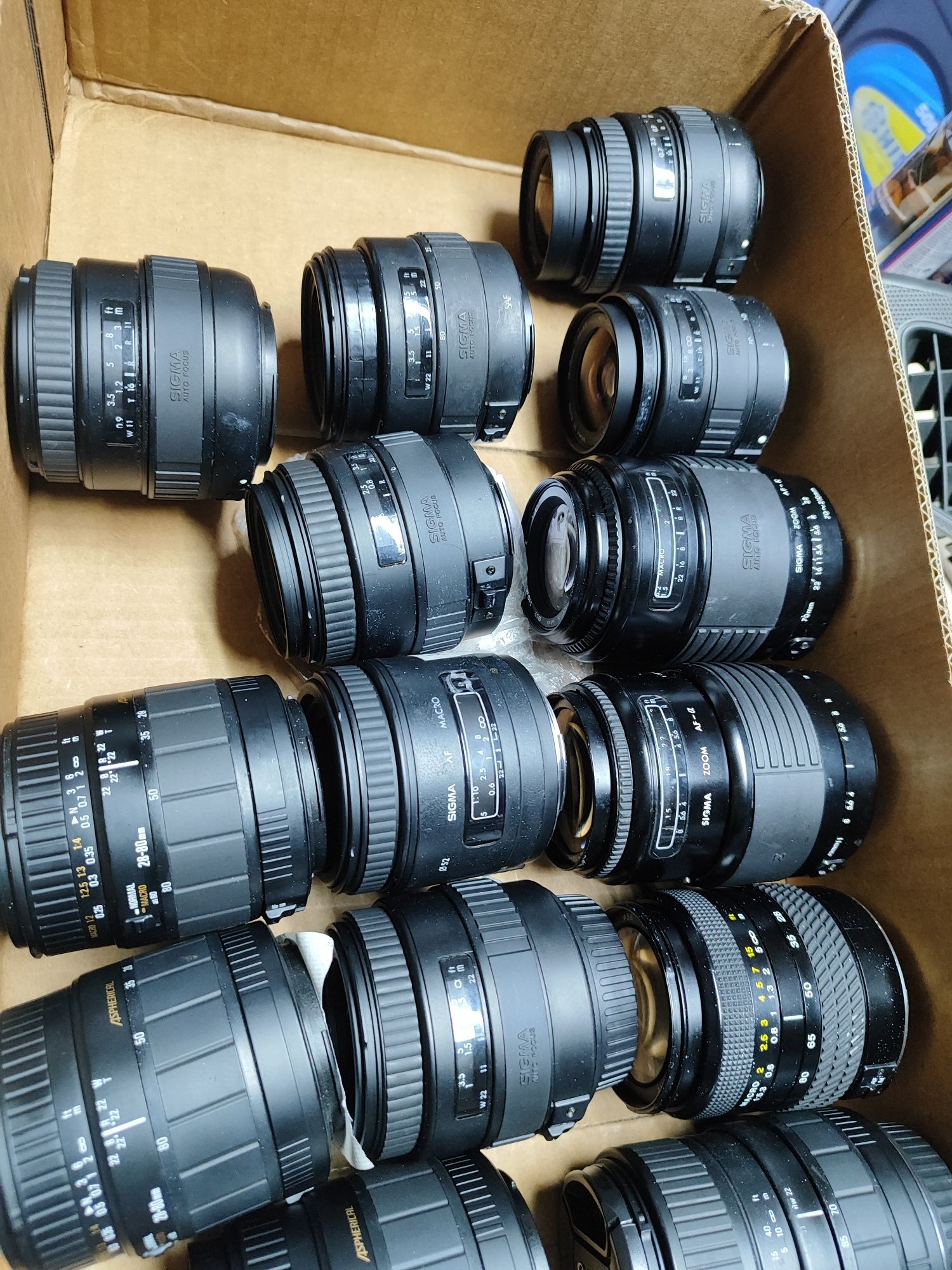 Коробка с нерабочими объективами Canon от плёночных фотоаппаратов