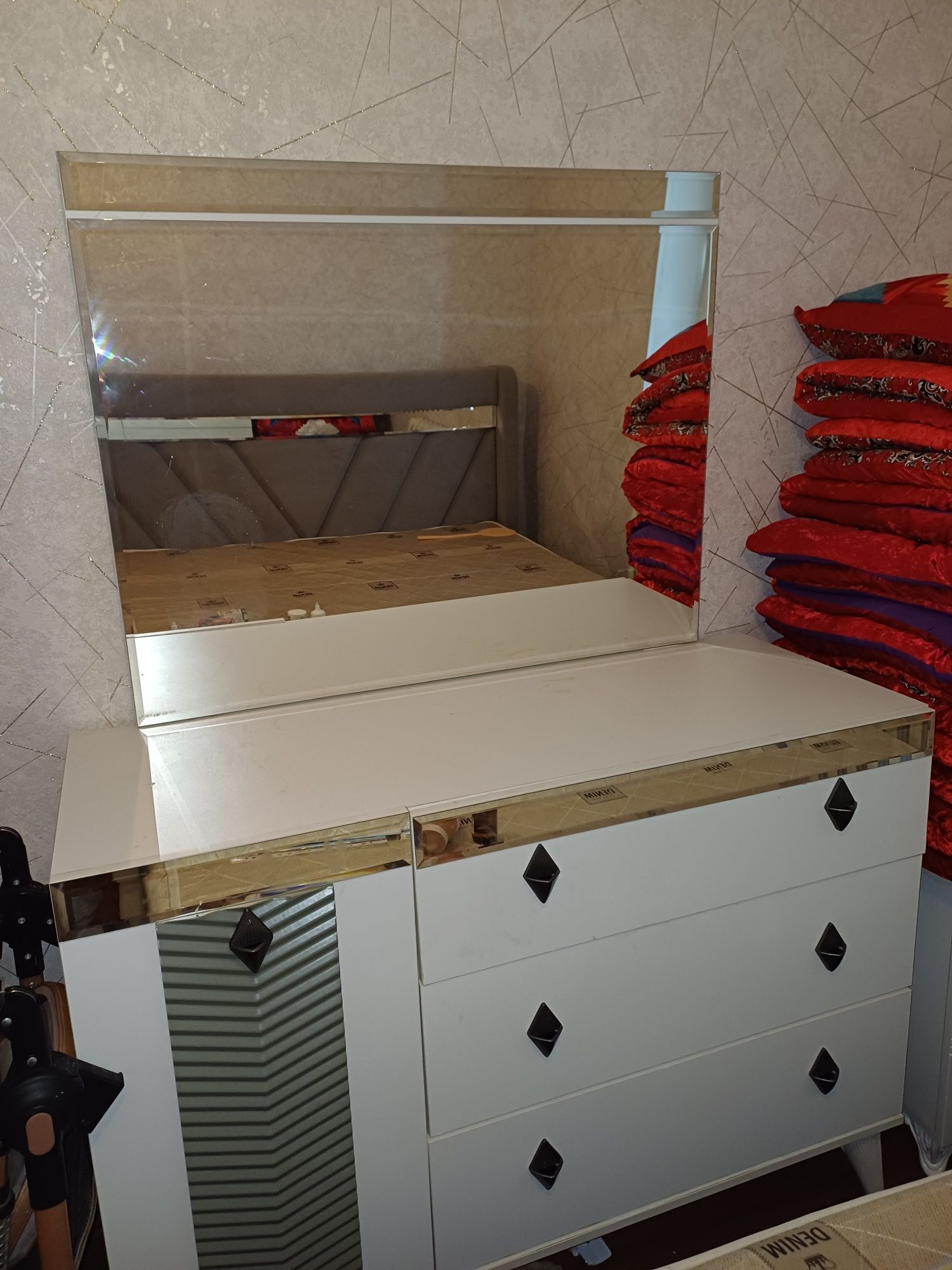 Кровать 2 тумбочкасы айнасымен камот