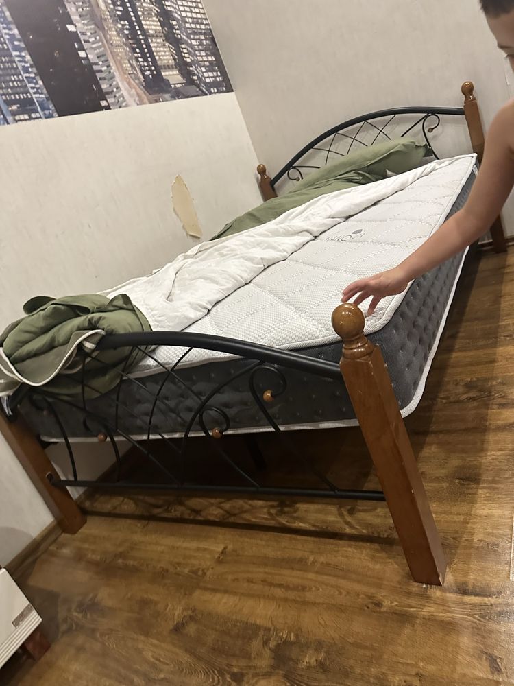Кровать с матрасом 200/120