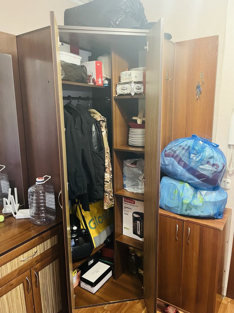 Продаеться шкаф угловой