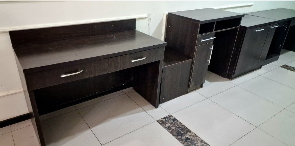 Продам шкафы и столы офисные и другое
