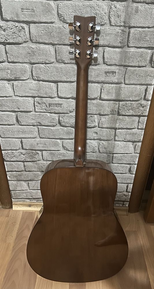 Продам гитару YAMAHA с чехлом