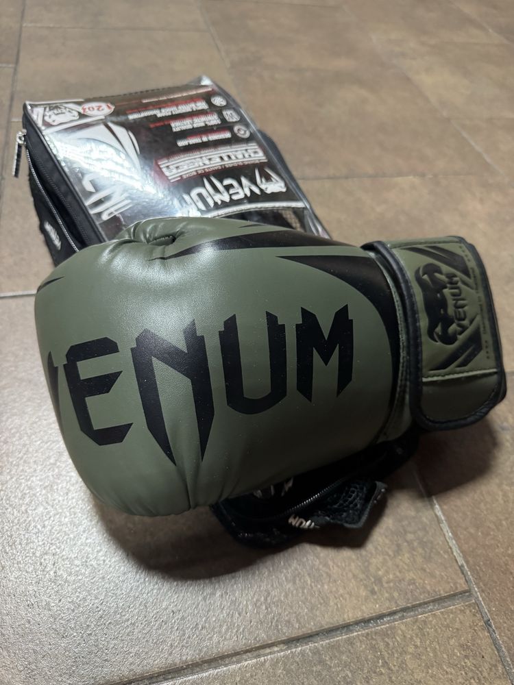 Продам боксерские перчатки Venum