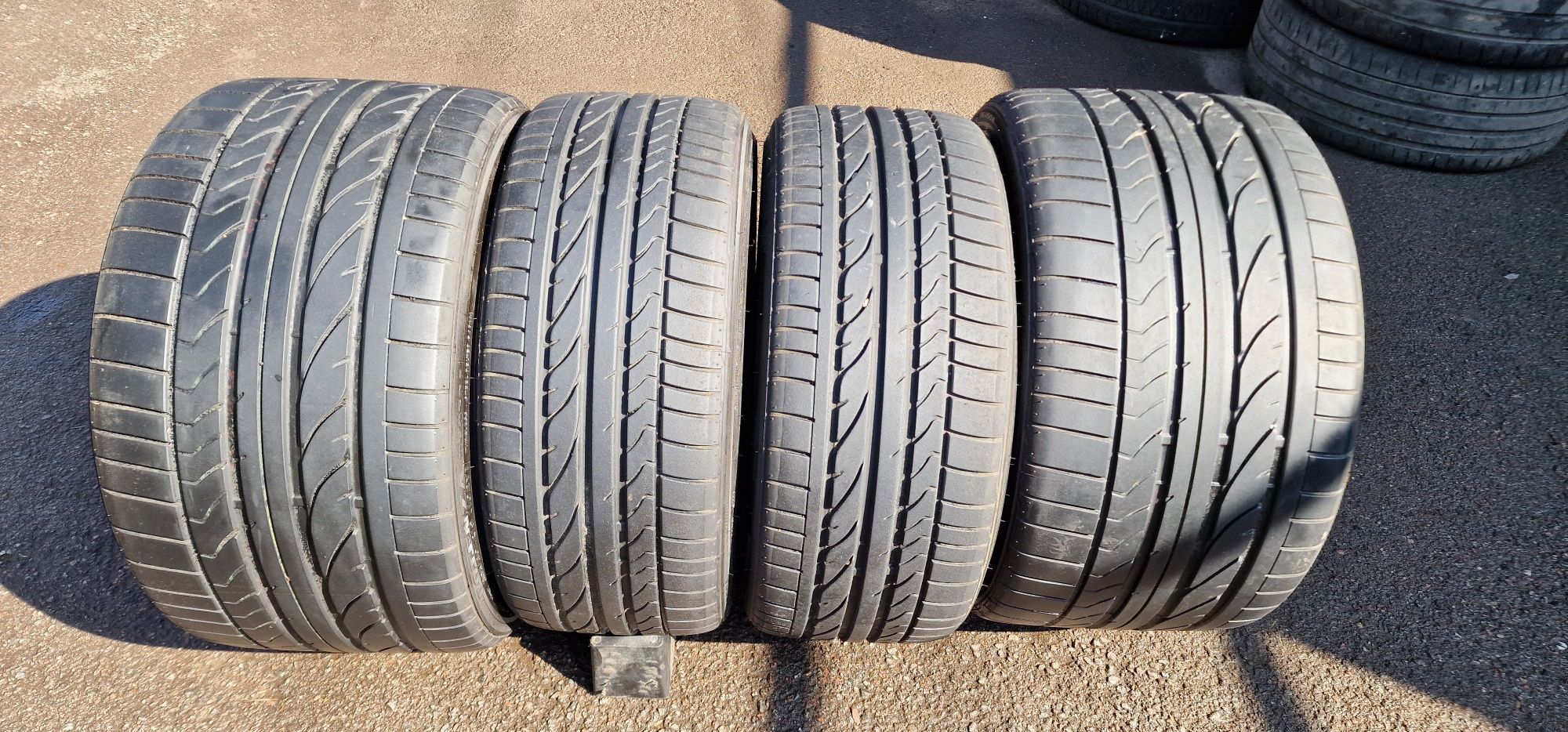 305/30/R19 - 235/35/R19 - Летних Баллона Bridgestone разноширокие.