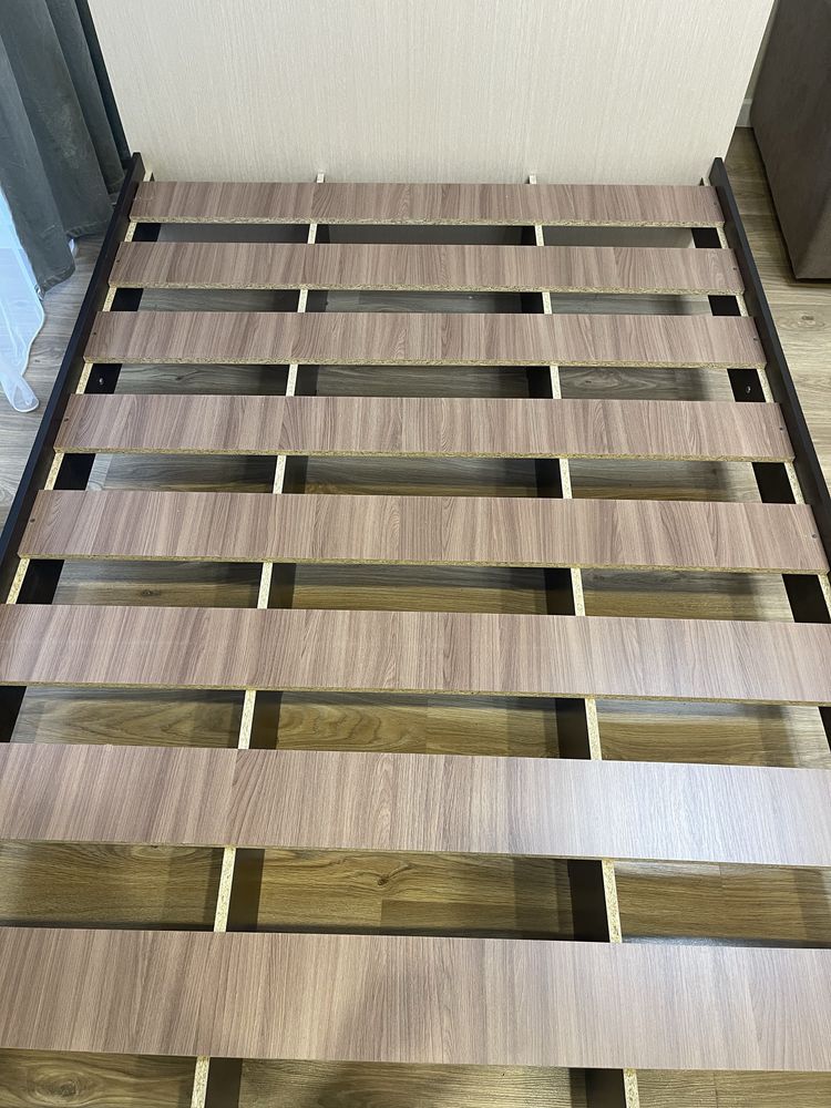 Продам коовать с матрасом 140/200