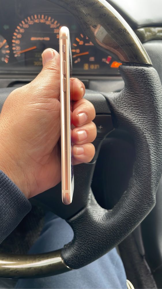 Продается Iphone 8 срочно