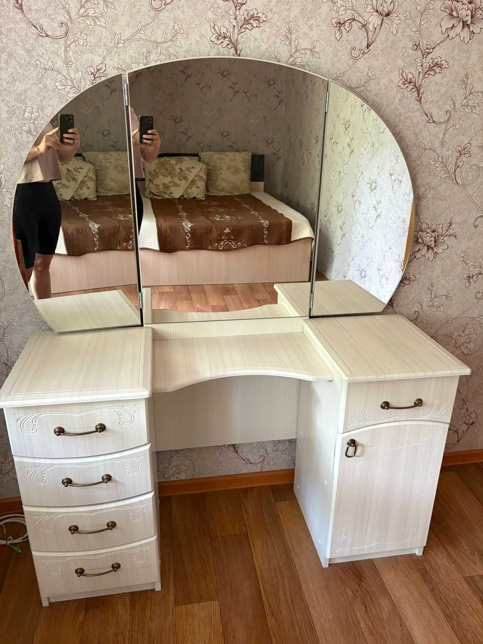 Столик косметический с зеркалом и полками