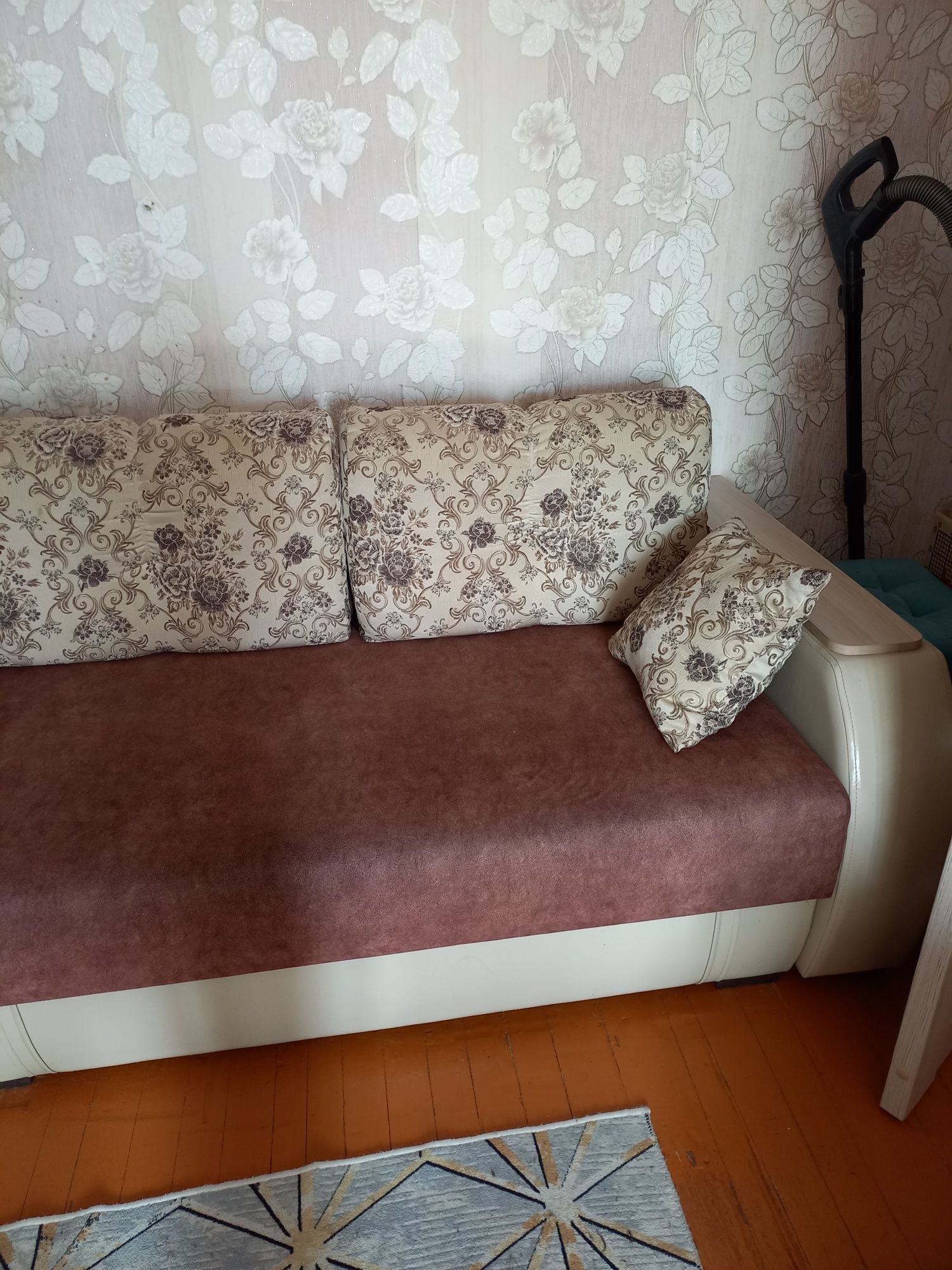 Продам столы почти новые два дивана б у