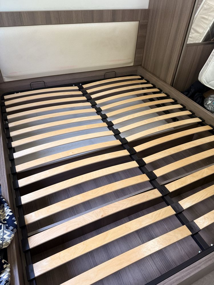 Продаю двуспальную кровать 1600×2000 мм
