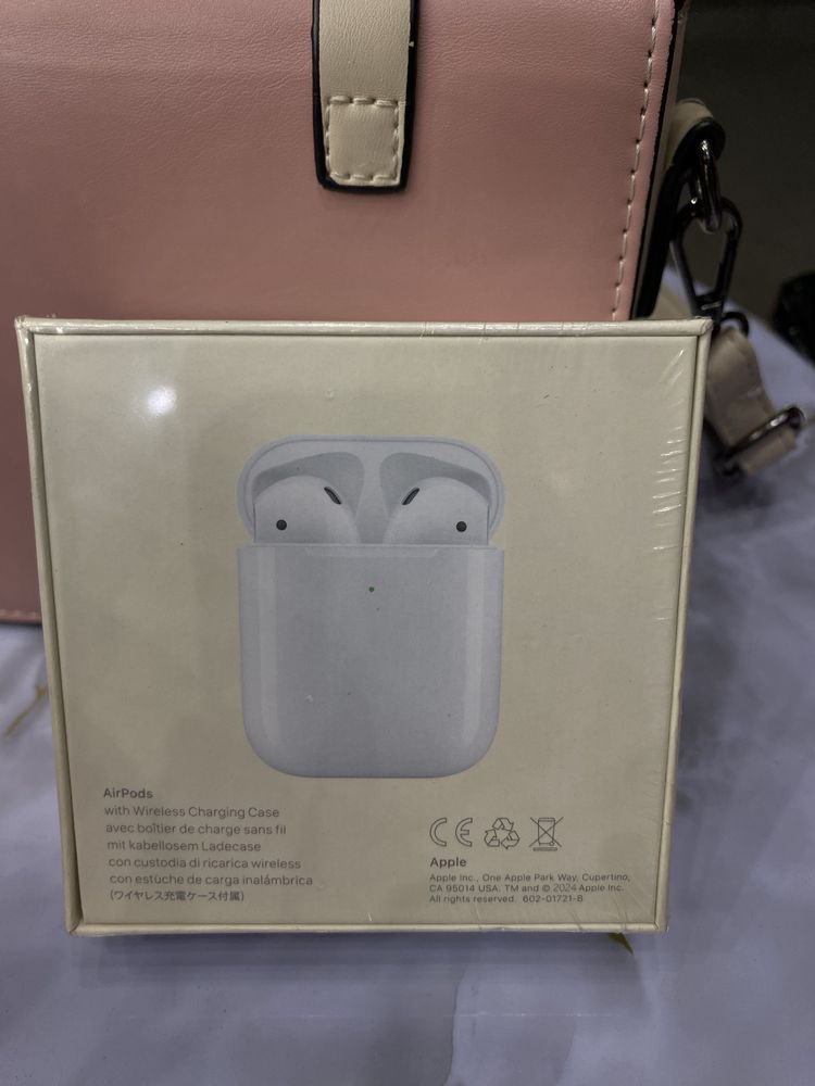 Наушники Apple AirPods with Wireless Charging Case белый