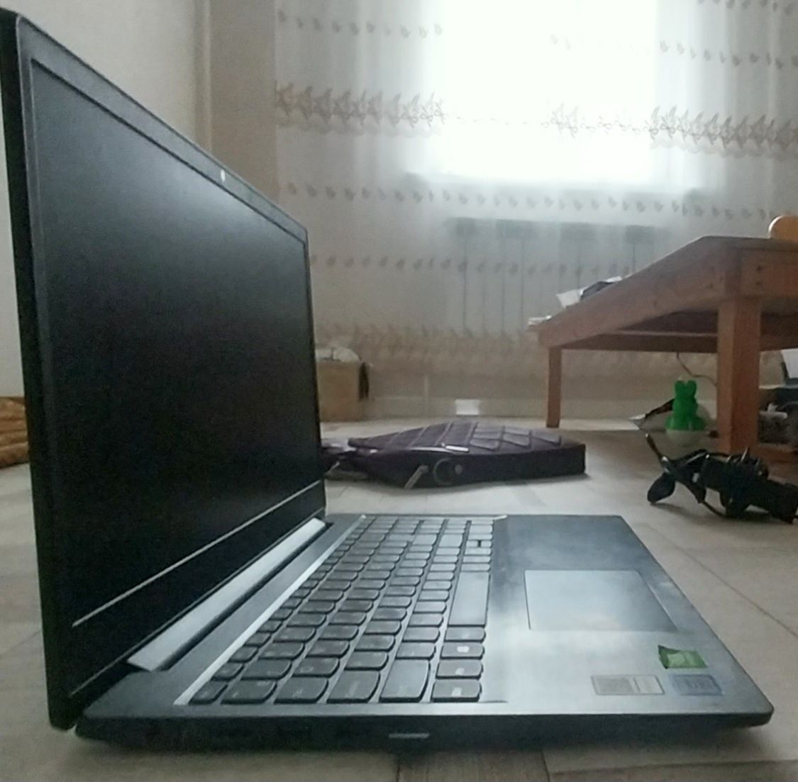 Ноутбук в робочим состоянии и почти новый. Ноутбук Lenovo с зарядкой и